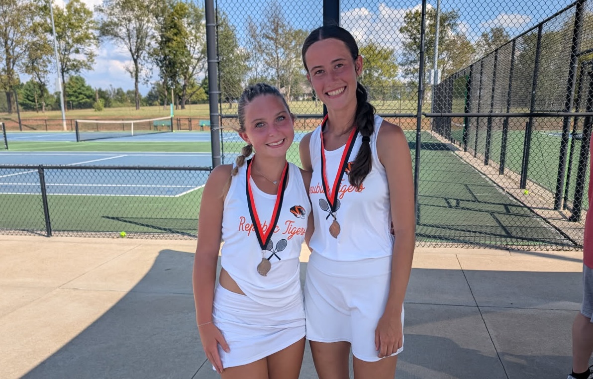 Carpenter, Tinsley Lead Republic at Home Tourney